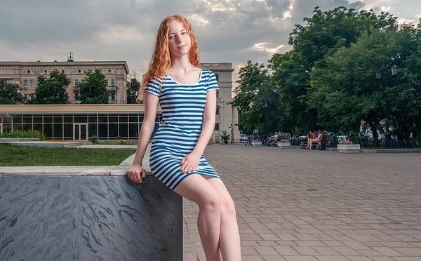 Ruiva menina de cabelos em vestido despojado ao ar livre — Fotografia de Stock