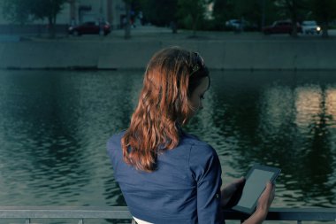 Dişileştirilmiş öğrenci kadın iş tablet bilgisayar kampüs Park lake yakınlarında