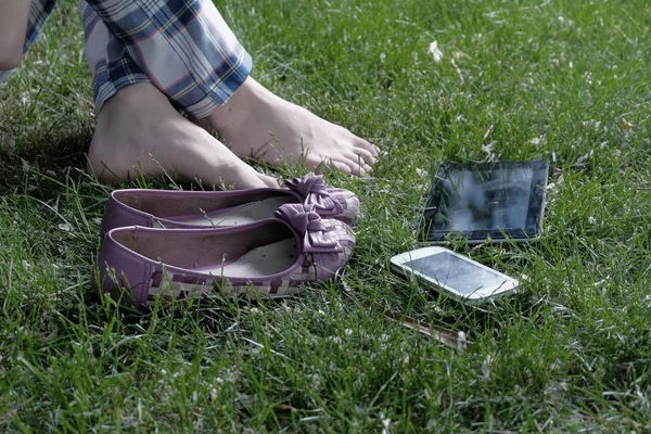 跨腿妇女赤脚她的鞋子和平板电脑和智能手机色调彩色图像 — 图库照片