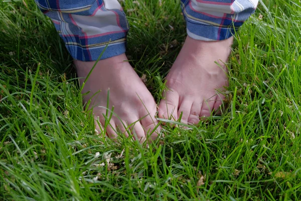 Pieds dans l'herbe. Plaisir d'été pieds nus — Photo