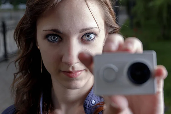 Jonge vrouwen met actiecamera in close-up van de hand. Volkeren journalistiek concept. — Stockfoto