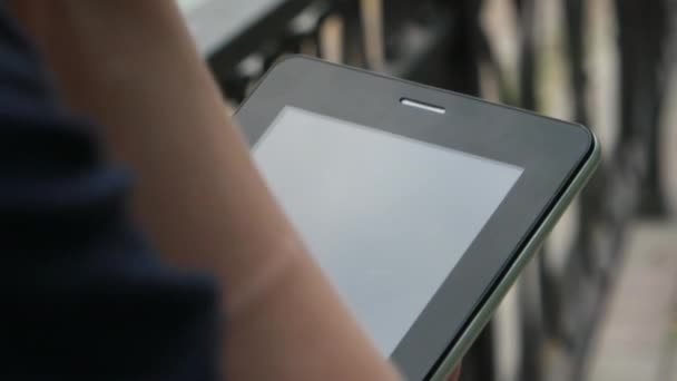 Tablet Computer Den Händen Einer Jungen Dame Draußen App Einsatz — Stockvideo