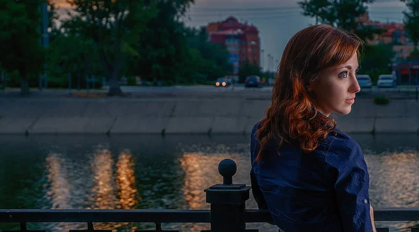 美丽的女人与红色的头发在个人资料拍摄对晚上莫斯科. — 图库照片
