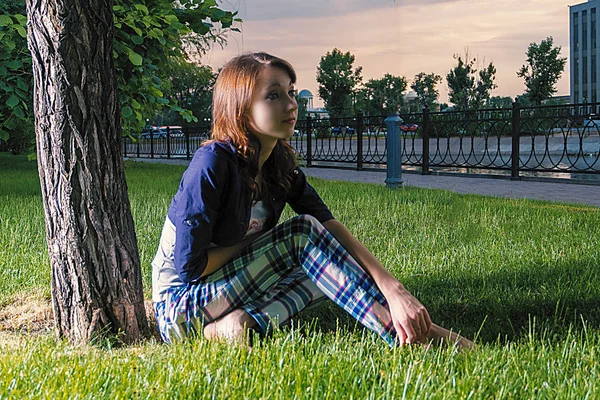 Fille Assise Seule Près Arbre Dans Parc Dans Nuit Regardant — Photo