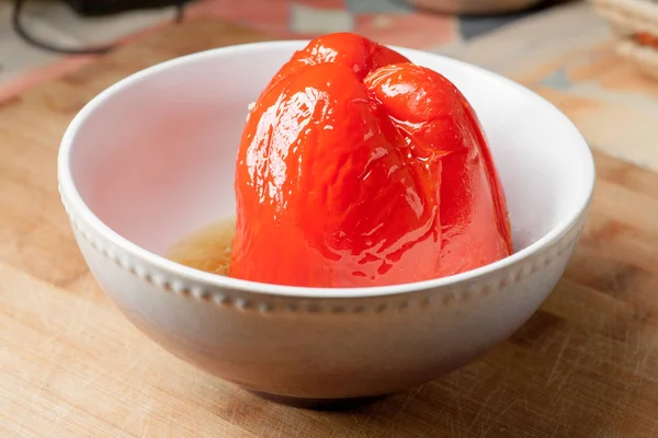 Prepared red sweet pepper in bowl side view — Stock Photo, Image
