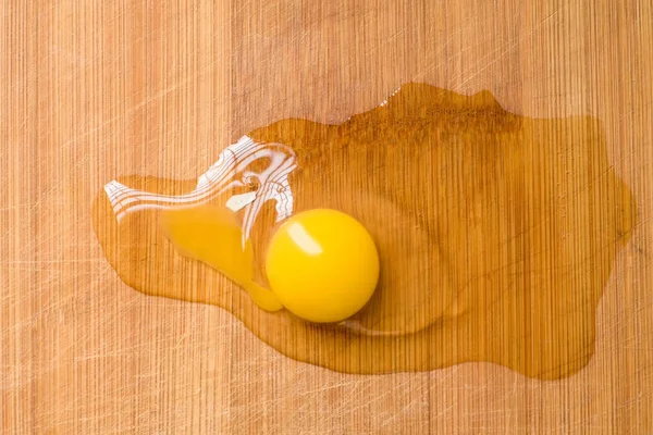 Broken egg on woody plank  from above view — Stock Photo, Image