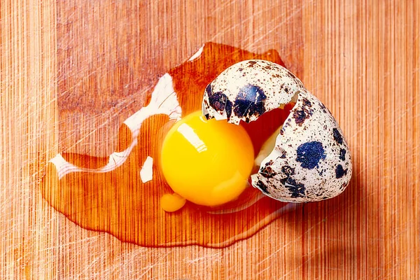Broken Quail Egg On Wooden Board Top View — Stock Photo, Image