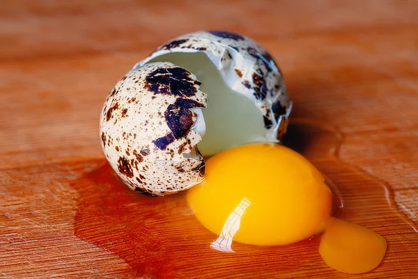 Broken Quail Egg On Wooden Cooking Board Angle View — Stock Photo, Image