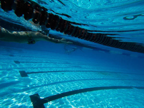 Des gens méconnaissables nagent sous l'eau dans la piscine — Photo