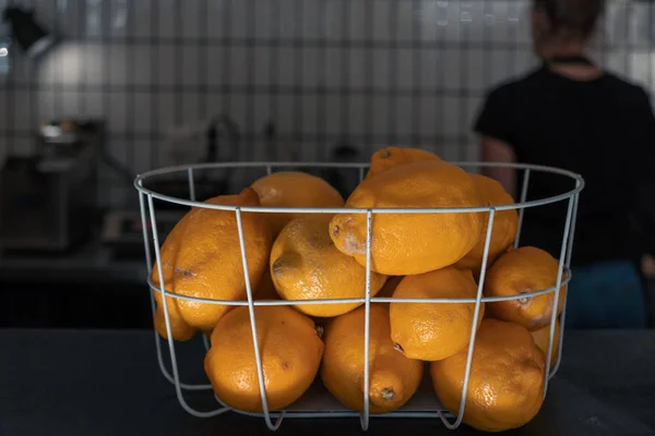 Ripe lemons in basket in the cafe kitchen — Stock Photo, Image