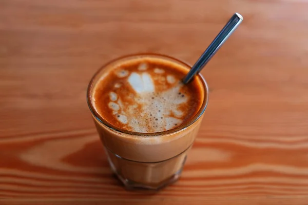 Pequeno copo de café gelado na mesa de madeira — Fotografia de Stock