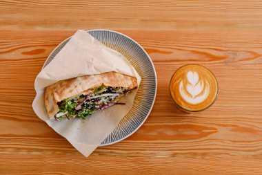 Shaverma sandviç tavuk rulo Pide ile taze sebze ve düz beyaz ahşap masa üstten görünüm