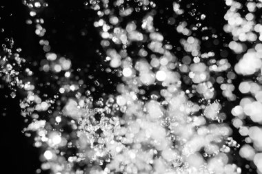 Su damlaları hava ve spot arka plan, su sineği hava akışı üzerinde ufuk ışık havaya kaldırmak