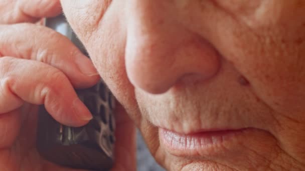 Slecht nieuws in de ochtend, close-up van oudere vrouw die telefonisch praat — Stockvideo