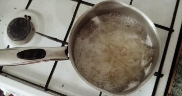 Cacerola de pasta hirviendo en un quemador de gas en la cocina — Vídeos de Stock