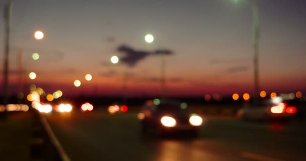 Tráfico al atardecer en autopista con luces borrosas — Vídeo de stock