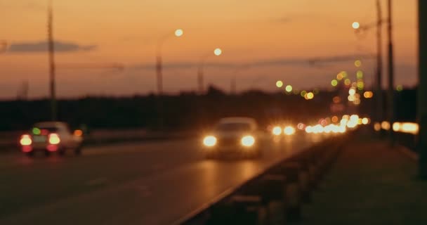 晚上高速公路上的高峰时间, 上班族汽车的模糊灯光 — 图库视频影像