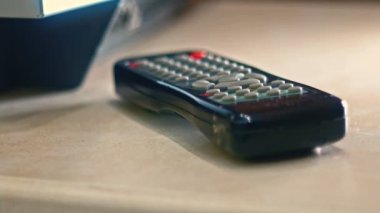 El kapalı alıyorum ve uzaktan kumanda üzerinde masa koyarak