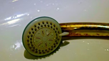 Çekim portre, anahtarlama, akan su ile küvet duş başlığı damla