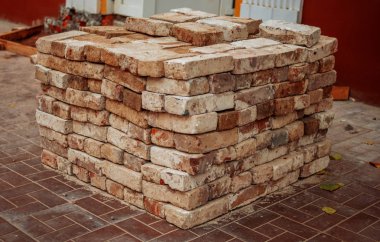 Kırmızı tuğla Recicling. Eski redbricks bir sonraki kullanım için hazır kullanılan