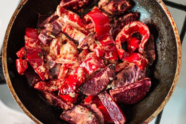 Taze kavrulmuş sebze ızgara üzerinde tavada