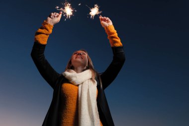 Havai fişekleri iki elini gökyüzüne kaldırdı yanan ile mutlu kadın