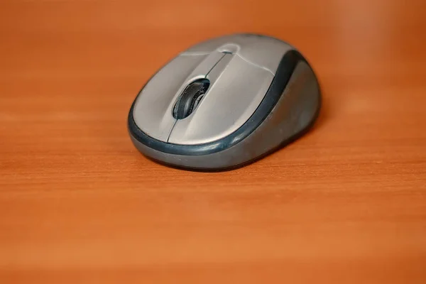 Mouse de computador sem fio em uma mesa — Fotografia de Stock