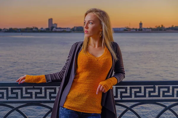 Beautiful 30s blond haired Woman Standing Outdoors Near The River Leaning Back Ornate Fence — Stock Photo, Image