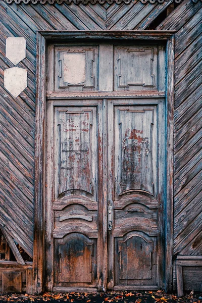 Obsolete porta di legno della capanna — Foto Stock