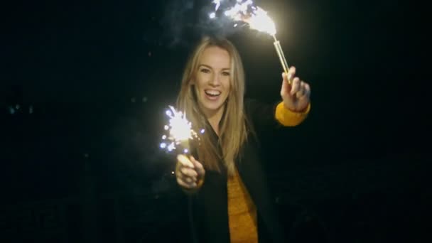 Mulher dança com velas romanas em suas mãos na rua da noite — Vídeo de Stock