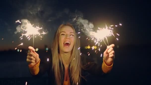 Kadın dans gece sokakta ellerini bengal yangınlar ile — Stok video