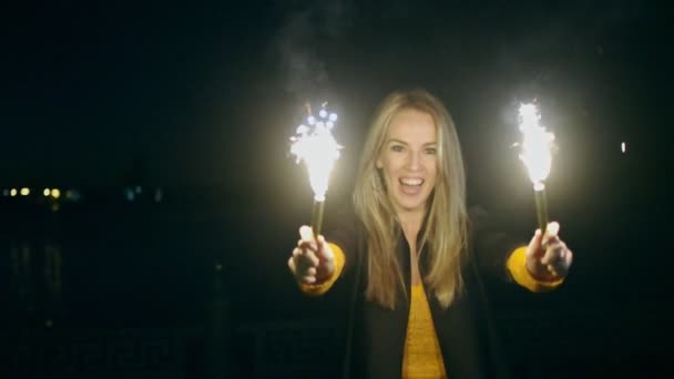 Mujer feliz bailando con dos velas romanas en sus manos en la calle nocturna — Vídeos de Stock