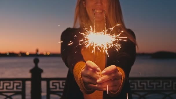 Woman holding bengal lights in outstretchet to camera hands — Stock Video