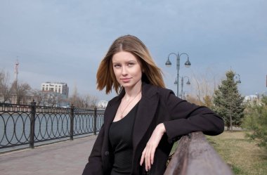 Tatlı bir çit bahar zaman yakınındaki parkta bankta rahatlatıcı sarışın 