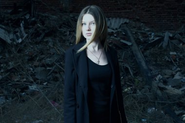 Yalnızlık gecekondu bölgesinde için poz genç kadınların gece atış