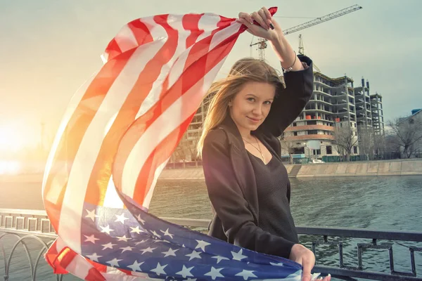 Mujeres rubias jóvenes posando con estados unidos estrellas y rayas fl — Foto de Stock