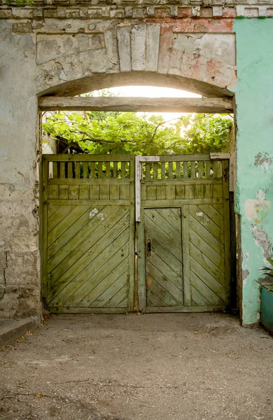 Green wooden gates. Vintage looking exterior of old building in Russia. Old house entrance — Stock Photo, Image