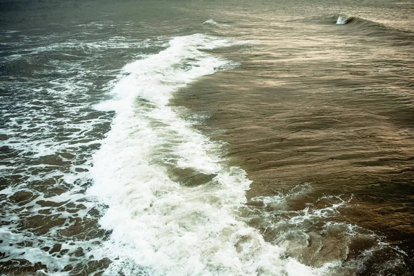 Dalga deniz, sörf geliyor, bir sürü boşaltmak, instagram stil rengini — Stok fotoğraf