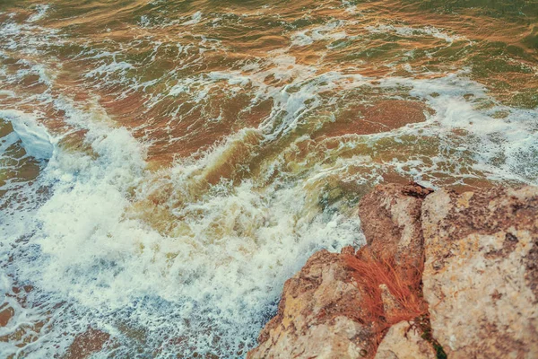 Морський пейзаж з хвилями і скелями — стокове фото