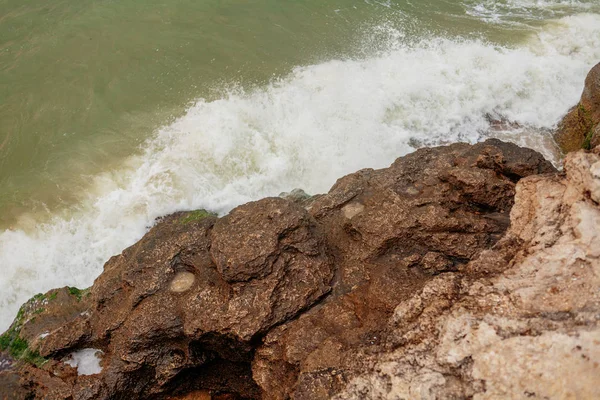 Хвиля дроблення над скелястим узбережжям — стокове фото