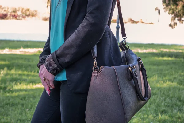 Mode-Handtasche hängt an der Schulter von Mädchen — Stockfoto