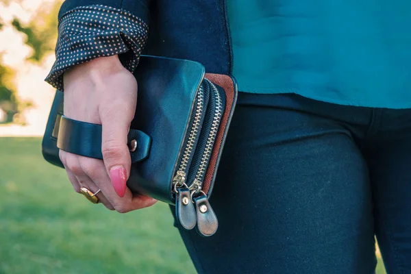 Menina segurando pequena bolsa de moda em sua mão — Fotografia de Stock