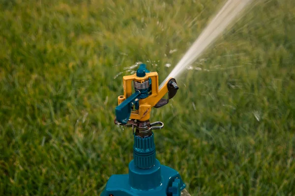 Chef för stativ sprinkler Vattna gräset — Stockfoto