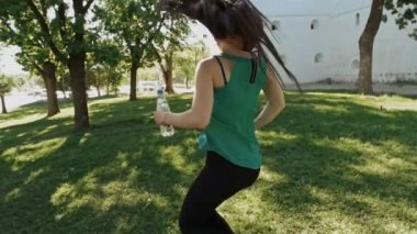 Heyecanlı gülümseyen atlama genç kadın portresi. İnsanlar samimi duygu, tutku yaşam tarzı kavramı.