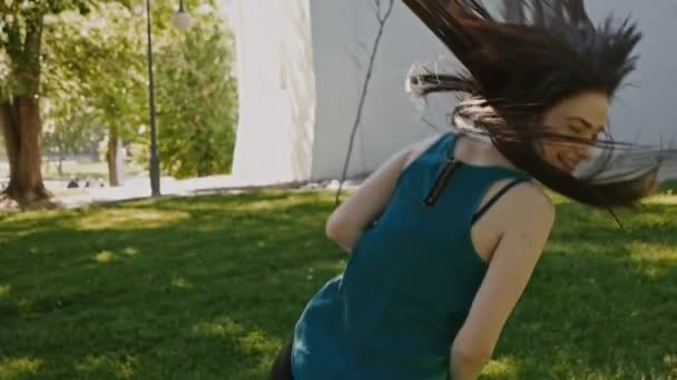 Mutluyum. Çok gülümseyen genç kadın parkta atlama, yavaş hareket atış. İnsan duyguları yüz ifadeleri kavramı — Stok video