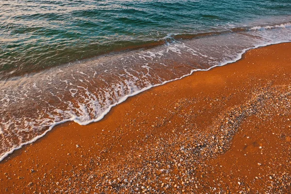 Piaszczyste wybrzeże z soft fali — Zdjęcie stockowe