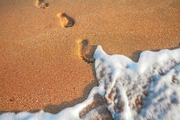 Voetstap Rood Zand Patio Het Water Wazig Snelle Zee Surf — Stockfoto