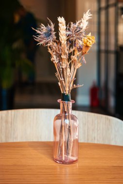 Kuru çiçekler Buket kafede masada