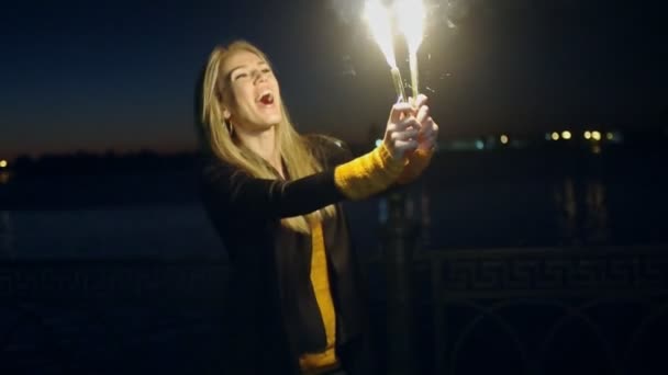 Überglückliche Frau mit zwei römischen Kerzen in den Händen, die sich in Zeitlupe bewegen — Stockvideo