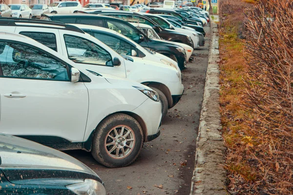 Nowoczesne Samochody Zaparkowane Parkingu Płytkie Dof Strzał — Zdjęcie stockowe